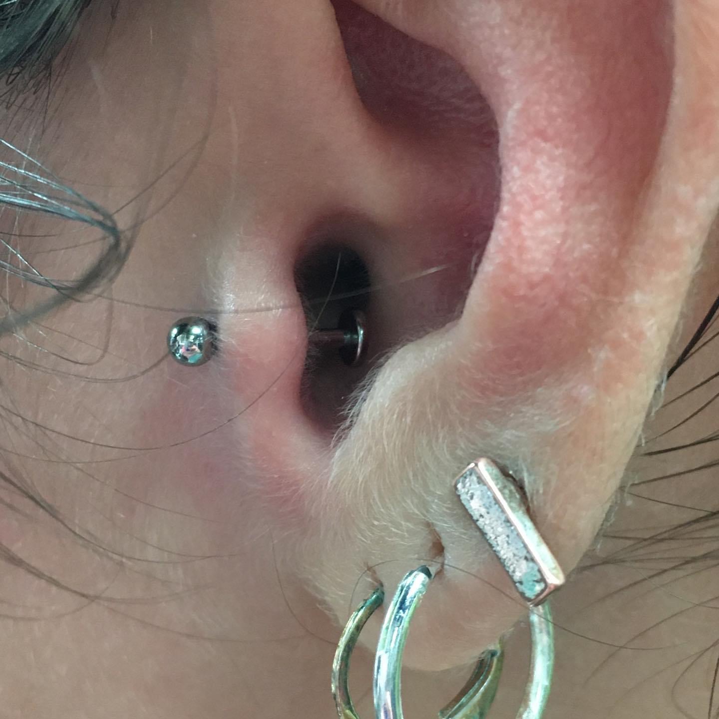 Tragus — tragus piercing